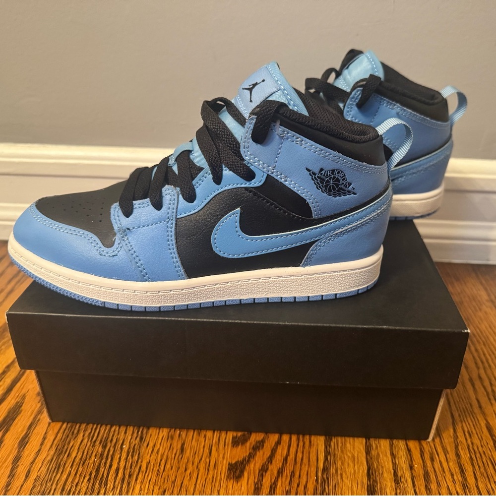 Air Jordan 1 Mid "University Blue" sneakers sz 3Y